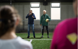 Henk de Jong en burgemeester Jan Rijpstra trappen de Maand van Aangepast Sporten af.jpg